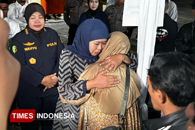 Penyerahan peti jenazah kepada keluarga inti mulai pukul 01.00 Minggu (5/10/2025), tampak Khofifah Indar Parawansa mendampingi keluarga korban.  (Foto : Zisti Shinta/TIMES INDONESIA)