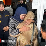 Isak Tangis Iringi Penyerahan Tiga Jenazah Santri Ponpes Al-Khoziny di RS Bhayangkara