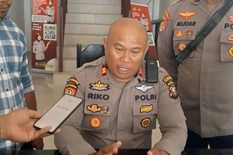 Konferensi pers Kapolres Pulau Taliabu, AKBP Adnan Kashogi, yang diwakili oleh AIPTU Riko, menegaskan bahwa penahanan terhadap Bripka Fahmi Purnomo telah dilaksanakan, hal ini disampaikan langsung kepada sejumlah Media.
