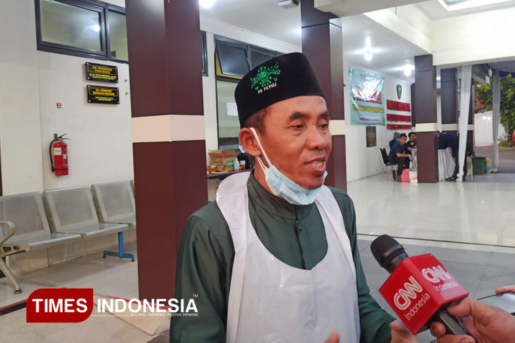 Ahmad Sholeh, tim NU Center Jawa Timur yang bertugas mengkafani jenazah korban Ponpes Al Khoziny, di RS Bhayangkara. (FOTO: Siti Nur Faizah/TIMES Indonesia)