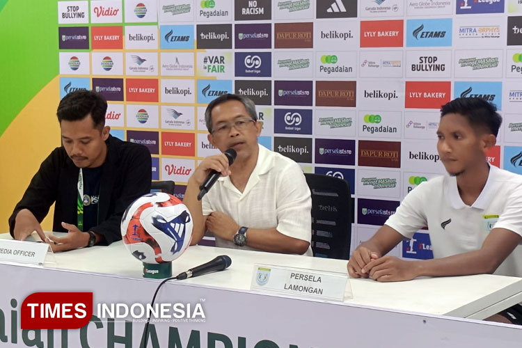 Pelatih Persela Aji Santoso memberikan keterangan pers seusai pertandingan, di Stadion Surajaya Lamongan, Senin (6/10/2025). (Foto: Moch. Nuril Huda/TIMES Indonesia)