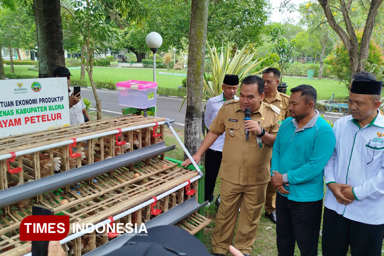Bupati Blora Arief Rohman bersama Ketua Baznas Blora Sutaat dan Kepala Dinsos Blora Luluk berbincang dengan penerima manfaat bantuan ayam petelur yang disalurkan oleh Baznas Blora. (FOTO: Rengga/TIMES Indonesia)