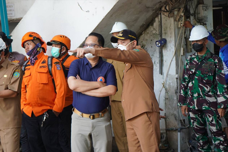 Bupati Sidoarjo Apresiasi Kerja Keras Tim SAR, Berharap Evakuasi Korban Ponpes Al Khoziny Cepat Tuntas