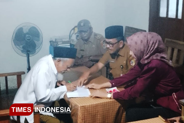 Terobos Badai, Camat Semboro Antar Insentif untuk Guru Ngaji yang Sakit