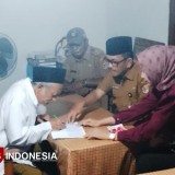 Terobos Badai, Camat Semboro Antar Insentif untuk Guru Ngaji yang Sakit