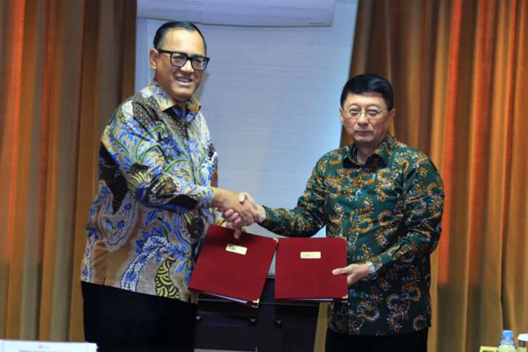 Deputi Komisioner Pengawas Emiten, Transaksi Efek dan Pemeriksaan Khusus OJK IB Aditya Jayaantara (kanan) dan Kepala Bappebti Tirta Karma Senjaya usai penandatanganan adendum BAST di Kantor OJK, Jakarta, Senin (6/10/2025). (Foto: OJK)