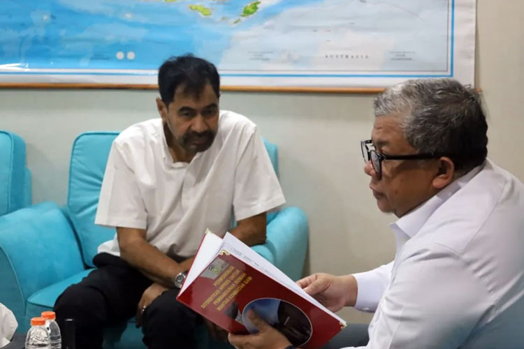 Gubernur Aceh Muzakir Manaf saat menemui Wamen Perkim Fahri Hamzah terkait usulan Inpres rumah untuk eks kombatan GAM, di Jakarta, Senin (6/10/2025). (FOTO: ANTARA/HO/Humas Pemprov Aceh)