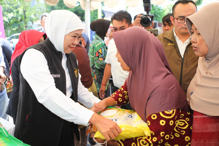 Harga Sembako Melorot di Pasar Murah Pemprov Jatim di Magetan