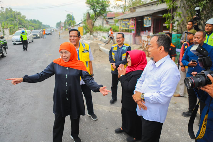 Gubernur Khofifah Minta Pelebaran Jalan Maospati–Magetan Dikebut