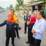 Gubernur Khofifah Tinjau Progres Proyek Strategis Provinsi Pelebaran Jalan Sugihwaras Magetan