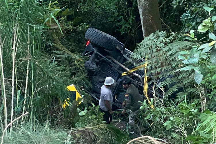 Tampak mobil Toyota Hardtop yang ditumpangi tiga orang tersangkut dasar jurang jalur Dusun Jarak Ijo Ngadas-Poncokusumo, sebelum dievakuasi petugaa bersama warga, kemarin. (Foto: Polres Malang)