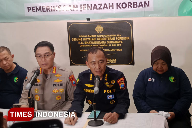 Kabiddokkes Polda Jatim saat press conference di RS Bhayangkara, Surabaya. (Foto: Siti Nur Faizah/TIMES Indonesia)