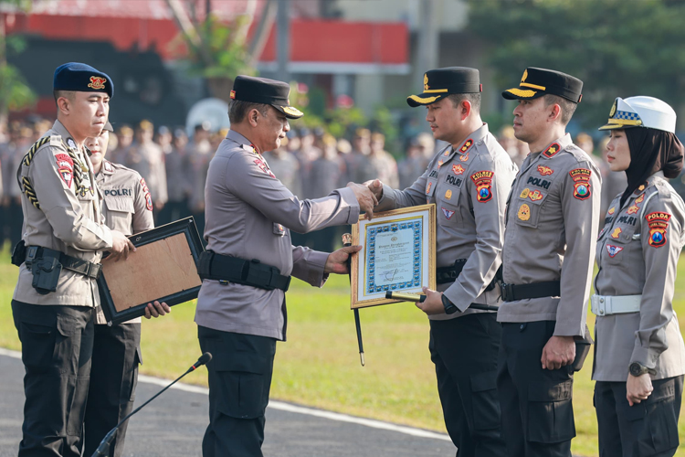 Dua Kali Ungkap Kasus Perampokan, Kapolres Magetan mendapatkan Penghargaan dari Kapolda