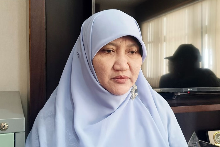 Ketua Fraksi PKS DPRD Jatim, Lilik Hendarwati saat menyampaikan pendapat akhir fraksi yang menyetujui perubahan bentuk hukum PT Jamkrida Jatim menjadi Perseroda yang dinilai strategis untuk memperkuat sektor UMKM dan koperasi. (Foto: Dok. DPRD Jatim)