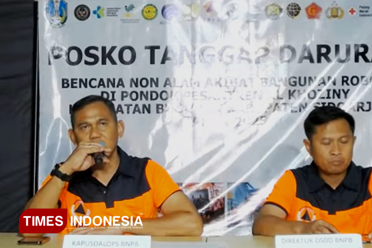 Plt Kepala Pusat Pengendalian Operasi (Kapusdalops) BNPB, Kolonel Inf Hery Setiono saat memberi keterangan kepada jurnalis .