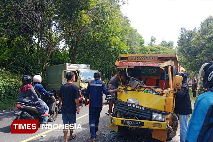 Kondisi truk setelah kejadian laka di Sasak Tambong, Kabat, Banyuwangi. (FOTO: Satlantas Polsek Rogojampi For TIMES Indonesia)