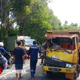 Tabrakan Dump Truk Vs Truk Box di Banyuwangi, Satu Orang Dilarikan Ke Rumah Sakit