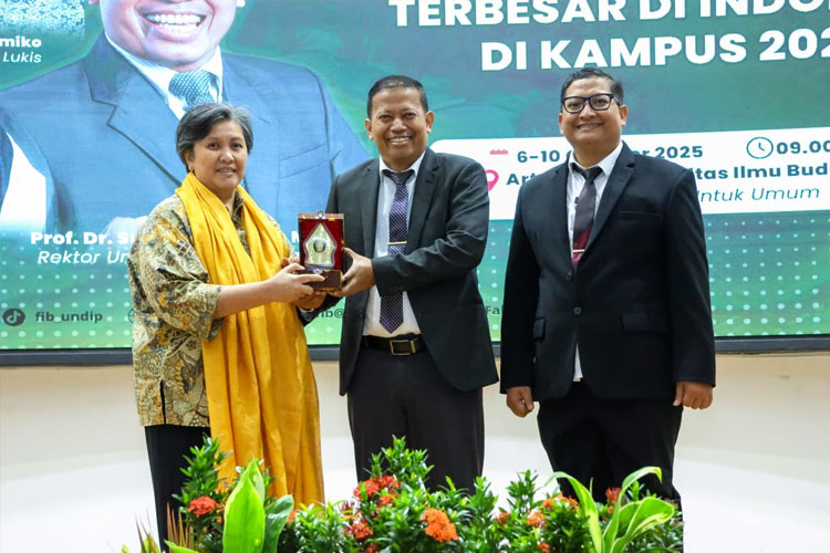 Wakil Ketua MPR Lestari Moerdijat saat bersama Arrie Djatmiko di Fakultas Ilmu Budaya Universitas Diponegoro (Undip), Semarang, Senin (6/10).