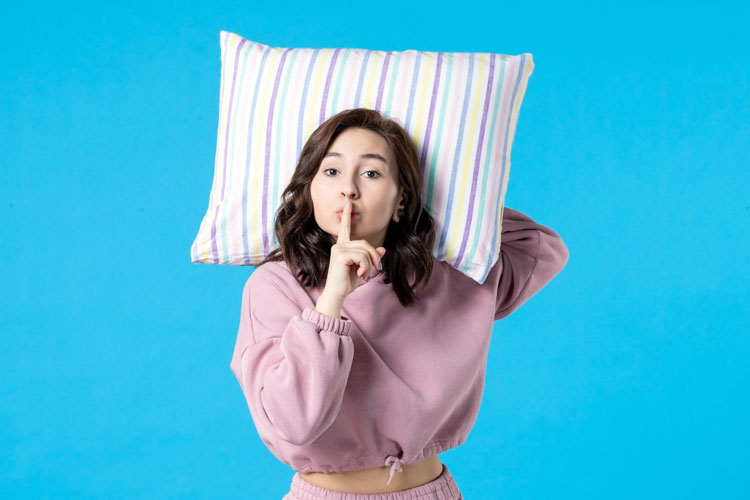 ILUSTRASI: Bantal perlu diganti di periode tertentu demi menghindari risiko kesehatan (FOTO: Freepik)