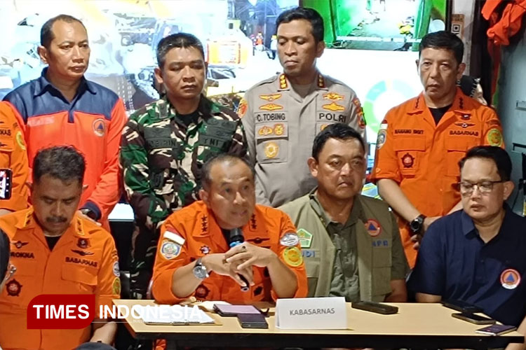 Kepala Basarnas, Marsekal Madya TNI Muhammad Syafii saat konferensi pers situasi terkini evakuasi korban Ponpes Al Khoziny Sidoarjo. (FOTO: Rudi Mulya/TIMES Indonesia)