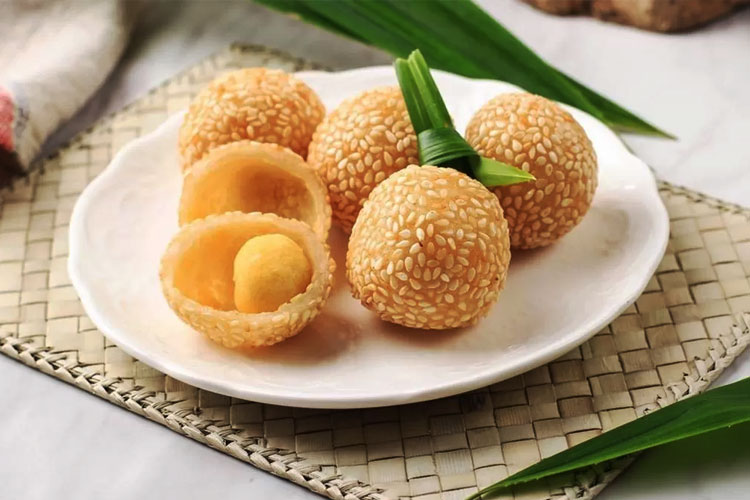 Onde-onde memiliki bentuk bulat sempurna dengan balutan biji wijen di seluruh permukaannya. (FOTO: Fimela.com)