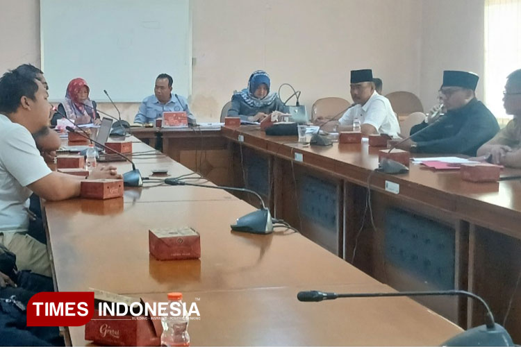 Paguyuban Online Bersatu Cabang Banjar saat melakukan audensi dengan DPRD. (FOTO: Susi/TIMES Indonesia)