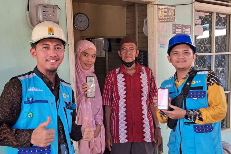 Ilustrasi - Petugas PLN memberikan pelayanan di rumah pelanggan. (Foto: PLN UID Kalselteng)