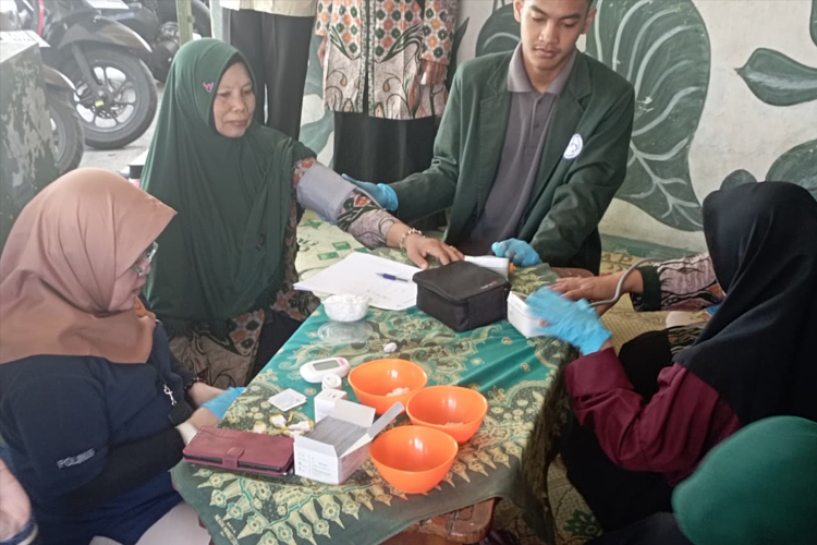 Politeknik Indonusa Surakarta Ajak Warga Jelobo Lawan “Silent Killer” Lewat Edukasi Hipertensi