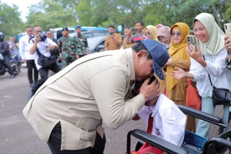 Presiden Republik Indonesia Prabowo Subianto mencium siswa-siswi Sekolah Luar Biasa (SLB) Negeri Pangkalpinang Provinsi Kepulauan Bangka Belitung, Senin (6/10/2025). ANTARA