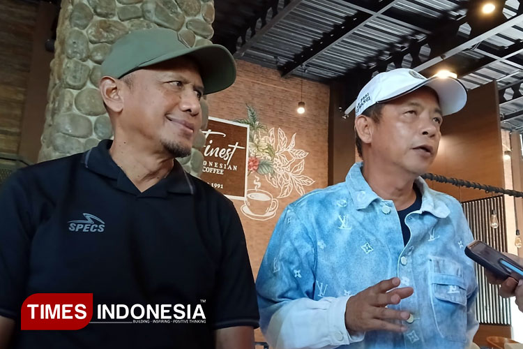 Ketua Askab PSSI Banyuwangi, Michael Edy Hariyanto, SH M, didampingi Coach Rahmad Darmawan. (Foto : Syamsul Arifin/TIMES Indonesia)