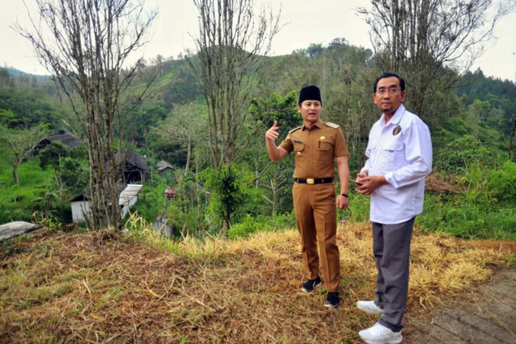 Rektor Universitas Brawijaya (UB) Prof Widodo berbincang dengan Bupati Trenggalek Mochamad Nur Arifin saat meninjau Pabrik Kopi Van Dilem di Kecamatan Bendungan, Trenggalek, Senin (6/10/2025). (Foto: Prokopim Trenggalek)
