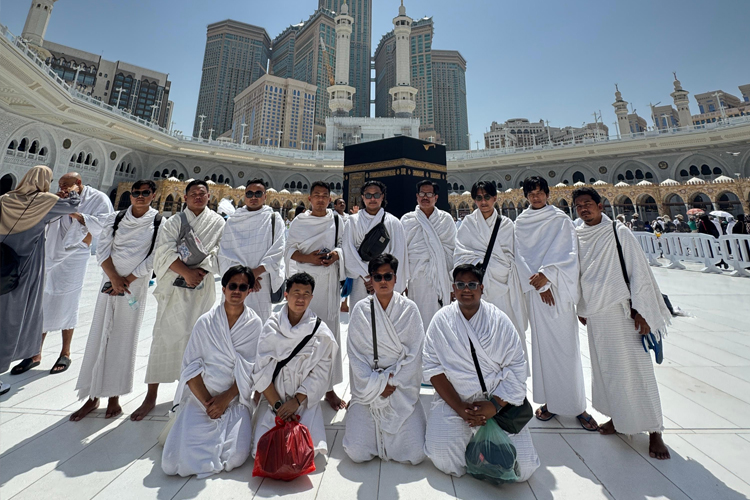 Ikatan Santri Alumni Ponpes Al Khoziny (Is-Aluny) di Arab Saudi saat melakukan badal umrah sebagai penghormatan bagi para santri korban robohnya musala, Senin (6/10/2025).(Dok.Is Aluny)