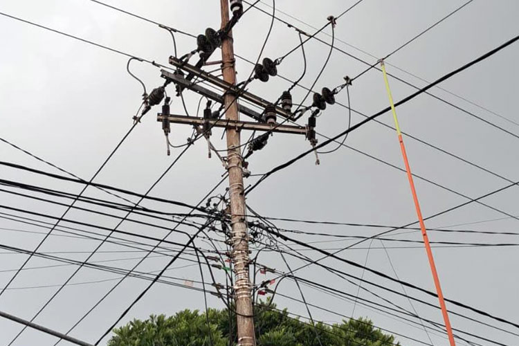 Tampak Cut Off jaringan listrik area Tegalsari tegangan menengah yang mengalami putus 2 akibat tersangkut layang-layang, saat perbaikan normalisasi oleh tim teknis ULP PLN Kepanjen, Senin (6/10/2025). (Foto: ULP PLN)