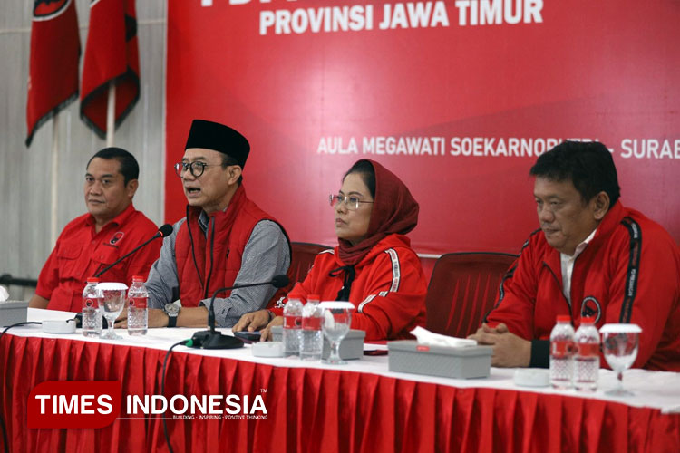 Wakil Ketua Bidang Kehormatan DPD PDIP Jatim, Budi Sulistyono alias Kanang (kiri), bersama Sekretaris DPD PDIP Jatim, Sri Untari saat mengumumkan pengunduran diri dua kader mereka di Kantor DPD PDIP Jatim. (Foto: Zisti Shinta/TIMES Indonesia)