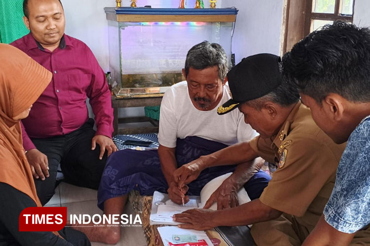 Petugas Bank Jatim dan Kades Pondokjoyo Antar Langsung ke Rumah Penerima Insentif Guru Ngaji
