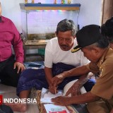 Petugas Bank Jatim dan Kades Pondokjoyo Antar Langsung ke Rumah Penerima Insentif Guru Ngaji