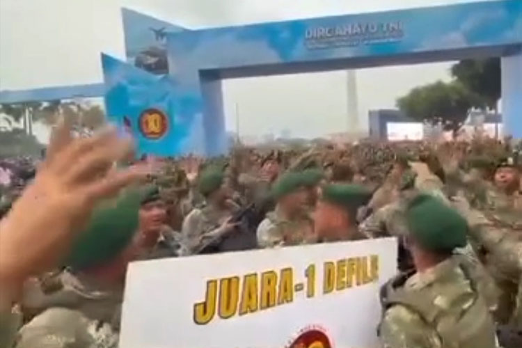 Sorak sorai Prajurit Yonif 323 Buaya Putih setelah Satuan Setingkat Brigade (SSB) Divisi Infanteri 1 Kostrad (TNI AD) yang keluar sebagai juara pertama dalam lomba defile militer. (FOTO: Istimewa)