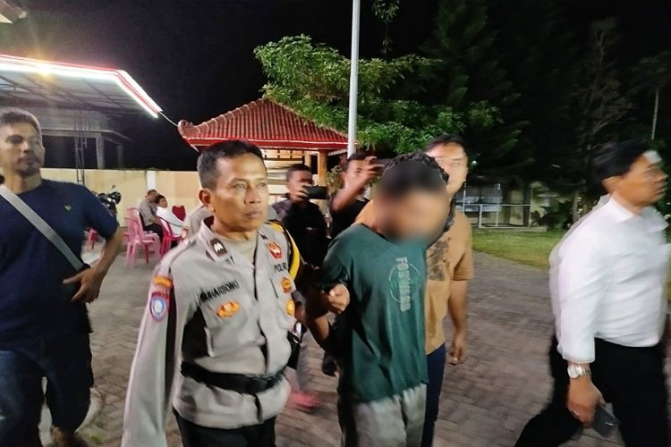 Arsip - Tersangka Sukar saat diamankan oleh polisi sesuai membunuh kedua orang tuanya di Dukuh Sedandang, Desa Pomahan, Kecamatan Pulung, Ponorogo. (FOTO: Antara/HO - Prastyo)
