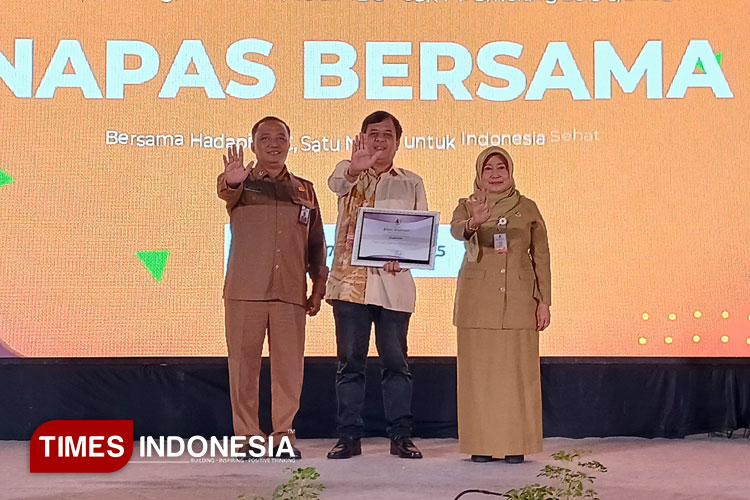 Asisten Kesejahteraan Rakyat Sekda Gresik Suprapto (Kiri) dalam kegiatan bersama hadapi TBC, satu napas untuk Indonesia sehat yang diinisiasi oleh PT Smelting. (Foto: Akmal/TIMES Indonesia)