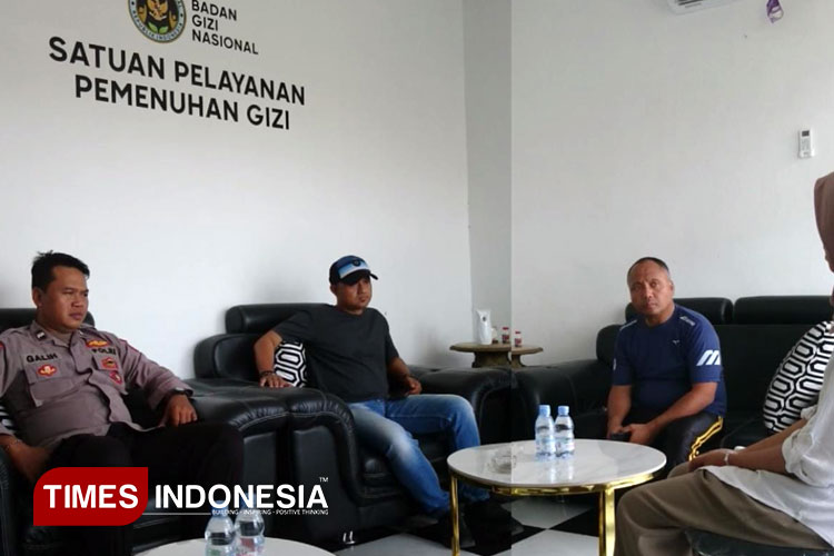 Momen ketika petugas dari kepolisian dan petugas kesehatan termasuk perangkat desa berdialog dalam peninjauan SPPG di Kaligondo, Kecamatan Genteng. (Foto : Polsek Genteng For TIMES Indonesia)