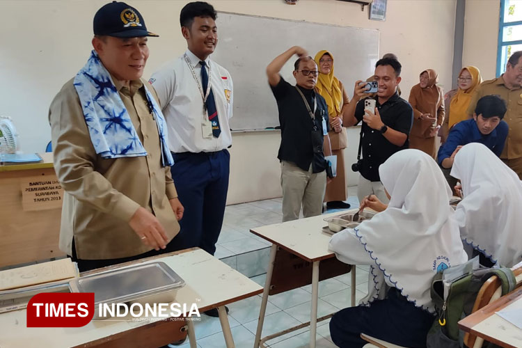 Anggota DPR RI Bambang Haryo Soekartono saat meninjau distribusi MBG di SMPN 35 Surabaya, Selasa (7/10/2025). (Foto: Lely Yuana/TIMES Indonesia)