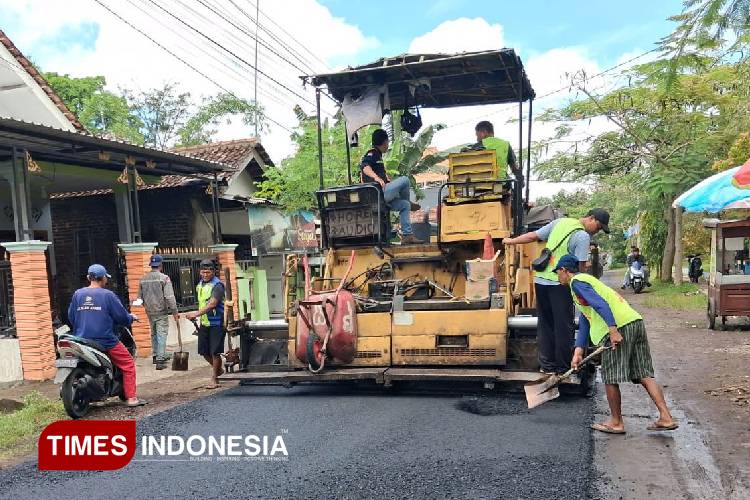 Foto. Dinas PU CKPP Banyuwangi melakukan perbaikan jalan Kecamatan Singojuruh. (Foto: Fazar Dimas/TIMES Indonesia).