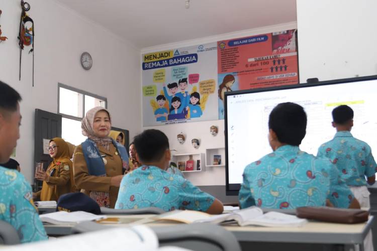 Wakil Bupati Malang Hj Lathifah Shohib, saat melihat proses belajar mengajar dengan Smarboard di SMPN 1 Singosari, salah satu Sekolah Unggulan yang sudah ditetapkan Pemkab Malang, Selasa (7/10/2025). (Foto: Prokopim)