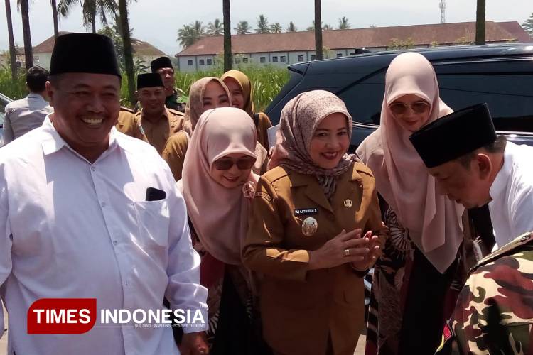 Wabup Malang Hj. Lathifah Shohib saat menghadiri pengajian akbar Haul Masyayikh Pondok Pesantren Miftahul Ulum (PPMU) Amtsilati, di Desa Sukolilo Jabung, Kabupaten Malang, Selasa (7/10/2025). (Foto: Amin/TIMES Indonesia)