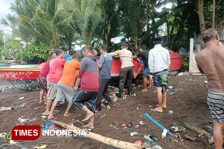 Bhabinkamtibmas Kelurahan Kayumerah, warga, dan kelompok nelayan KUB Berkah saling bahu-membahu. (FOTO: Haerun Hamid/TIMES Indonesia)
