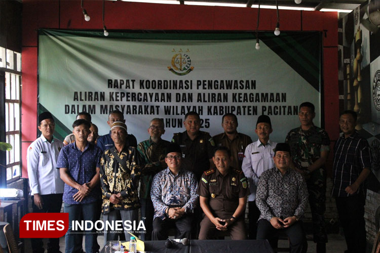 Kajari Pacitan dan FKUB foto bersama usai rakor cegah konflik sosial. (Foto: Rojihan/TIMES Indonesia)