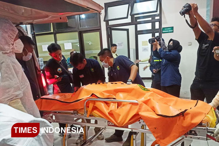 Kedatangan jenazah korban Ponpes Al Khoziny di post mortem RS Bhayangkara Surabaya. (FOTO: Siti Nur Faizah/TIMES Indonesia)