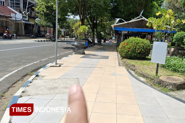 Butuh Duit Rp800 Juta, Renovasi Trotoar Timur Alun-Alun Pacitan Terkendala Efisiensi
