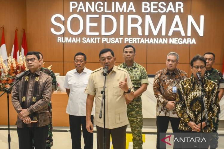 Menteri Pertahanan Sjafrie Sjamsoeddin (ketiga kiri) memberikan keterangan di RSPPN Panglima Besar Soedirman, Jakarta, Selasa (7/10/2025). (Foto: ANTARA FOTO/Hafidz Mubarak A/tom)