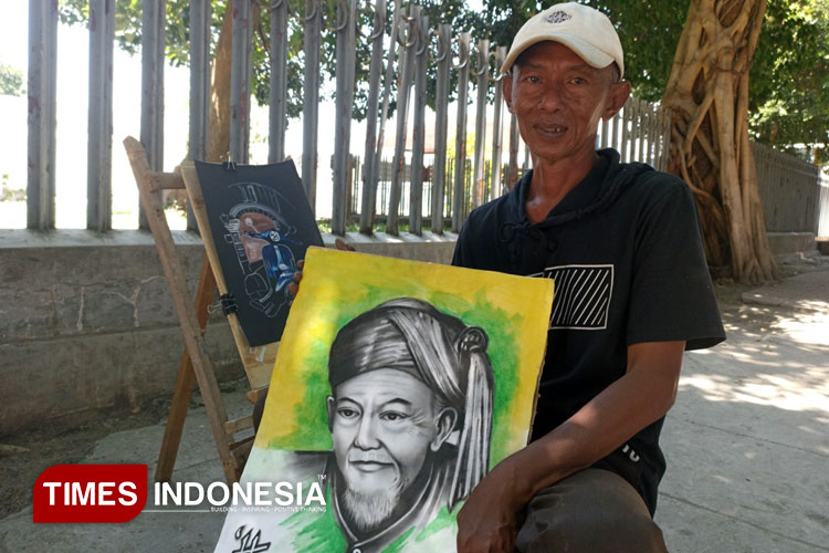 FOTO1. Muhammad Djoeuhari (53), seniman jalanan Banyuwangi. (FOTO: Ikromil Aufa/TIMES Indonesia)